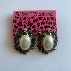 Betsey Johnson Gold and White Wreath Leaf and Pearly Earrings